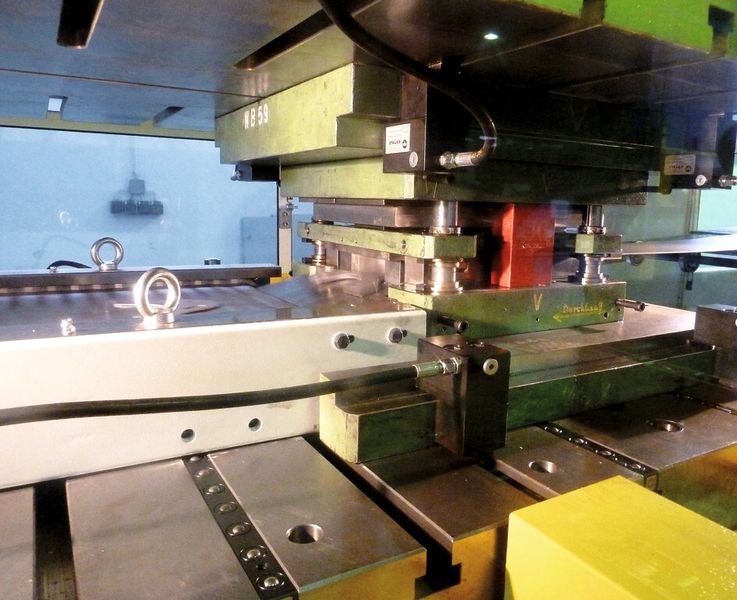 Blick in die Omera-Ross-2500-kN-Exzenterpresse mit einem Pressenrahmen in Monoblockbauweise. Die Presse ist mit zahlreichen Features, wie etwa einer hydraulischen Überlastsicherung, variabler Motorgeschwindigkeit oder der motorischen Stößelverstellung, ausgestattet. (Bild: Kuhn)