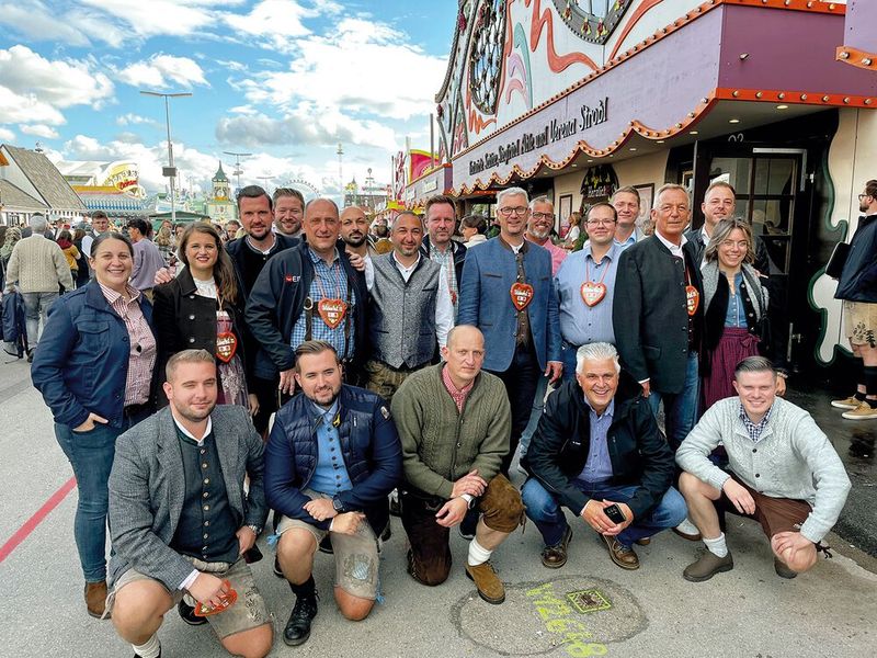 Für ein Bier oder zwei hat das Eno-Team mit seinen Herstellern und Partnern die lange Fahrt aus Nordhorn gerne auf sich genommen. (Bild: Vogel IT-Medien GmbH)
