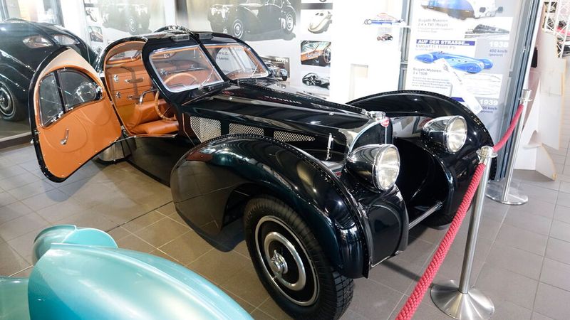 T 57 Atlantic: Von ihm wurden von 1934 bis 1940 je nach Quelle 630 oder 830 in drei Serien produziert. Unabhängig von der exakten Zahl ist der Type 57 das in den größten Stückzahlen und am längsten gebaute Modell der Marke.  Er besaß einen Reihenachtzylinder-Monoblockmotor mit 3,3 Liter Hubraum, der dank zweier obenliegender Nockenwellen eine Leistung von 99 kW (135 PS) bei 5.000/min abgab und den Wagen rund 160 km/h schnell machte. Bei dem gezeigten Fahrzeug handelt es sich um eine originalgetreue Rekonstruktion.  (Bild: Dominsky – VCG)