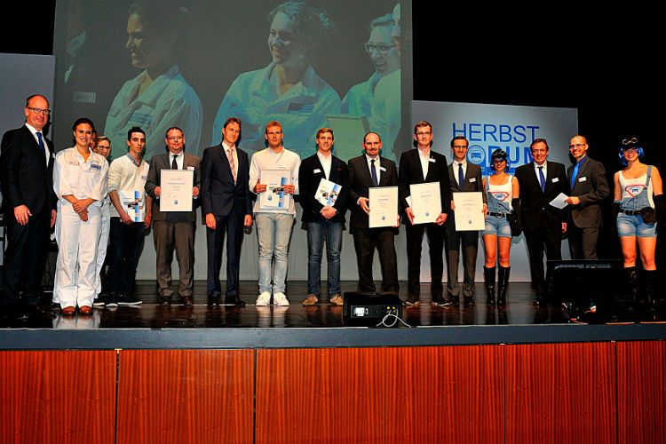 Ausgezeichnete Leistungen: Die jeweils besten Mechatroniker und Automobilkaufleute aus den fünf Innungsbezirken. (Foto: Zietz)