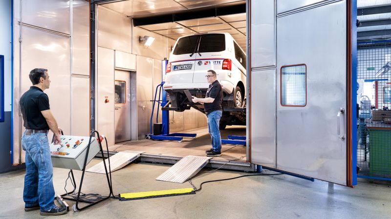 Eine der Klimakammern am Standort Wülfrath bietet genug Platz für Vans und Transporter.(Bild:  Witte Automotive)