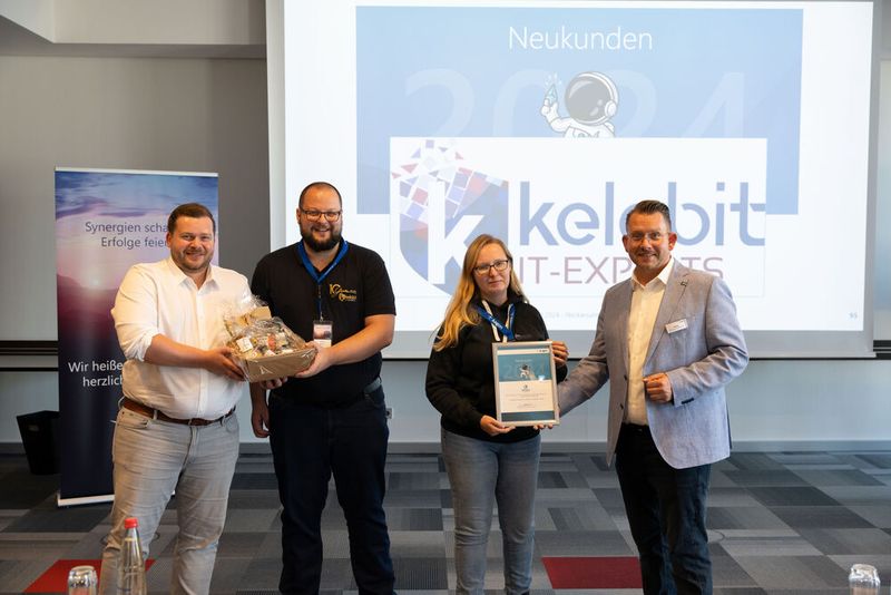 Patrick Weinoch (l.) und Sascha Kaiser (r., beide Aagon GmbH) zeichnen Martin Becker und Katrin Berger (beide kelobit IT-Experts) für die beste Neukunden-Akquise aus. (Bild: Aagon GmbH)