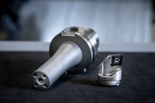 Ein, wie es heißt, brandaktuelles Merkmal der neuen schwingungsgedämpften Bohrstangen vom Team Cutting Tools von Ceratizit ist ihr Wechselköpfchen-Konzept (rechts), das ihren Einsatz variabel gestalten lässt.(Bild:  Ceratizit)