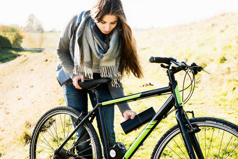 Viele Fahrradfahrer kennen das Dilemma: Sie wünschen sich ein E-Bike, wollen aber auf ihr geliebtes Fahrrad nicht verzichten. Genau hier setzt das Nürnberger Start-up Relo mit seinem Steckantrieb an: Mit Relo kann das Lieblingsrad jederzeit mit oder ohne Antrieb gefahren werden. (Bild: Relo)