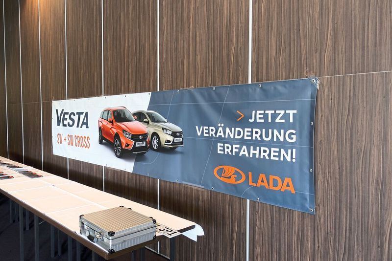 Damit die Kunden „New Lada“ auch erleben können, machen Werbebanner auf die Veränderungen aufmerksam. (Bild: Grimm / »kfz-betrieb«)