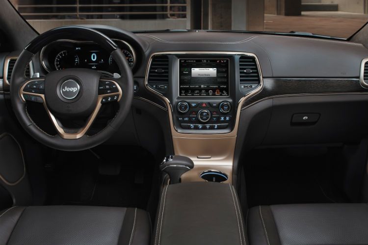 Neu ist das Entertainment- und Navigationssystem U-connect mit einem 21,3 cm großen Touchscreen. (Foto: Jeep)