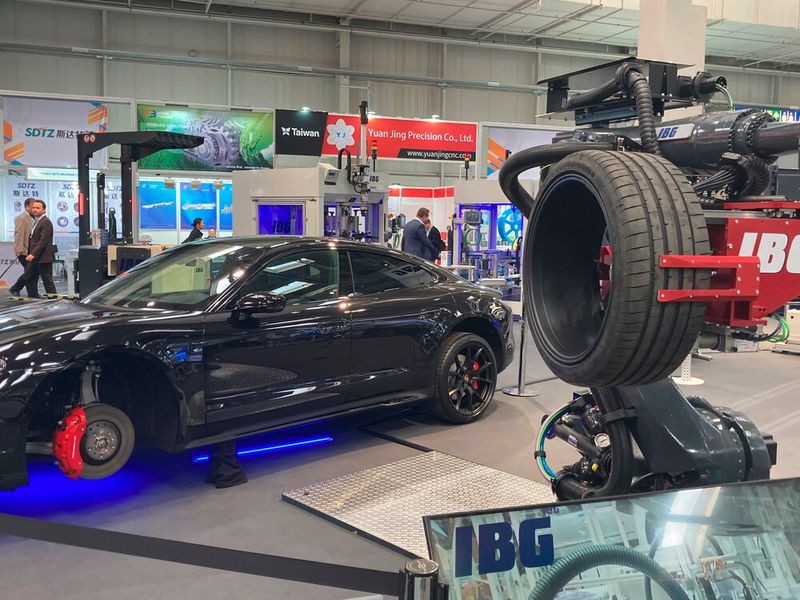 Automatisierungsspezialist IBG zeigte am Messestand die automatische Montage eines Rades an ein Elektrofahrzeug. Dabei arbeiteten ein fahrerloses Transportfahrzeug und ein kollaborativer Roboter „Hand in Hand“. (Bild: Stefanie Michel)