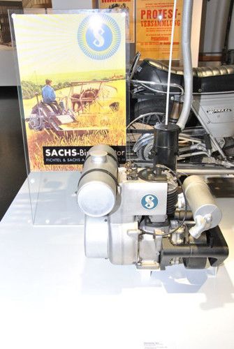 Ein Stationärmotor vom Typ „9“. Man  nannte ihn auch Bindermotor, da er zum Ährenbinden eingesetzt wurde. Aus 250 ccm holte er 5 PS. (Foto: Dominsky)