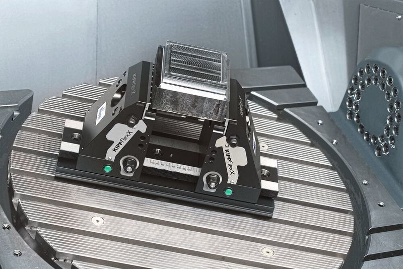 Flexibel: 5-Achs-Spanner KippflexX eignen sich mit Spannbacken mit Pins zum Spannen von Rohlingen und als Niederzugsspanner für die zweite Aufspannung vorbearbeiteter Werkstücke.  (Heinrich Kipp Werk)