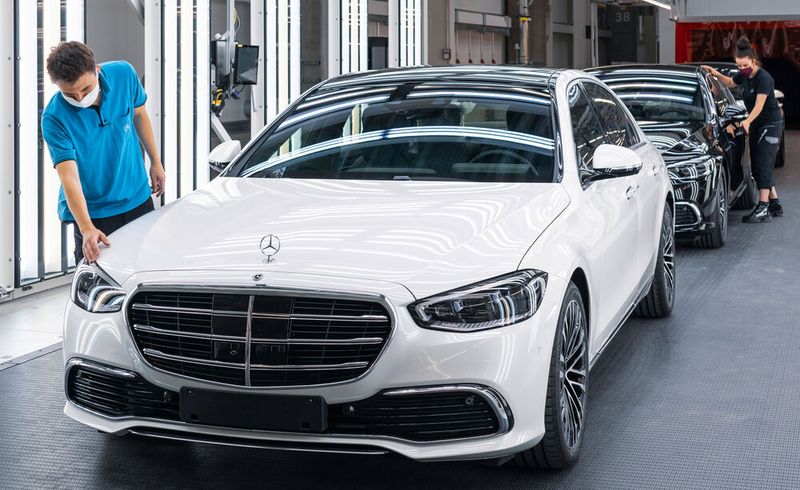 Auf nur einer Ebene können in der Factory 56 alle Montageschritte für Fahrzeuge verschiedener Aufbauformen und Antriebsarten erfolgen. (Bild: Mercedes Benz)