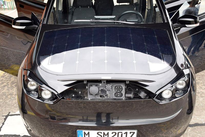 Die Solarzellen schaffen maximal 1,2 kW Ladeleistung. (Bild: Jan Rosenow)