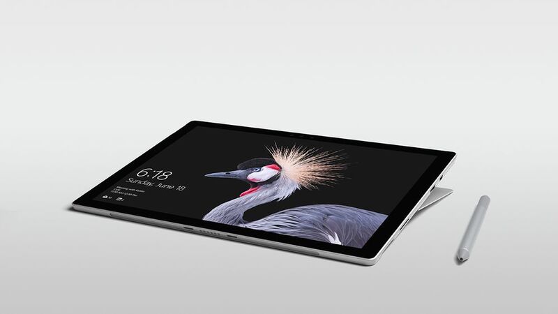 Das neue Microsoft Surface Pro verfügt über einen Kickstand, mit dem sich das Tablet auf bis zu 165 Grad neigen lässt. Der optionale Stift erkennt nun 4.069 Druckstufen und zudem seinen Neigungswinkel.  (Microsoft)