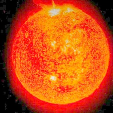 Die Sonne macht uns vor, wie die Kernfusion funktioniert: Protonen verschmelzen zu Heliumkernen, was Unmengen an Energie freisetzt. Deutschland hat nun ein Programm gestartet, das in etwa 15 Jahren ein kommerziell nutzbares Kernfusions-Kraftwerk bringen soll. (Bild: Nasa)