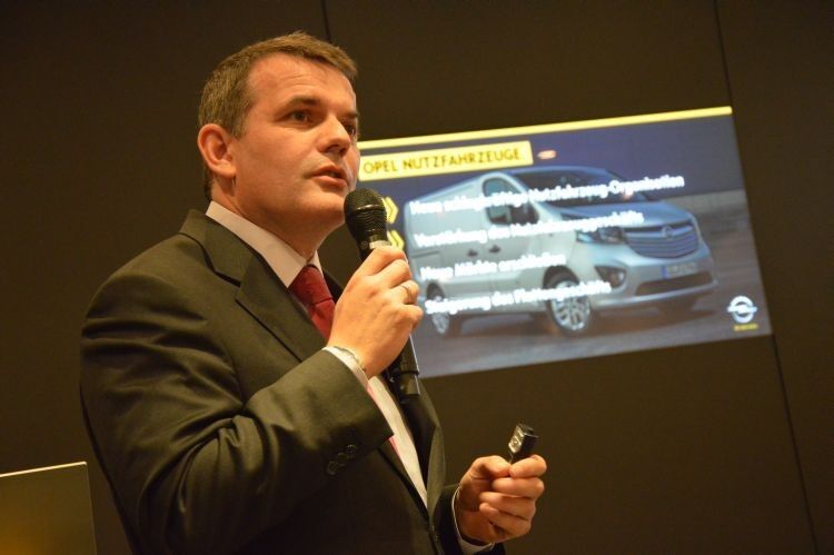 Opel-Nutzfahrzeugchef Steffen Raschig erläuterte auf der IAA, welche Rolle leichte Nutzfahrzeuge für die Zukunftsstrategie des Herstellers spielen. Bis 2022 möchte der Hersteller pro Jahr 150.000 Transporter verkaufen. (Foto: Achter)