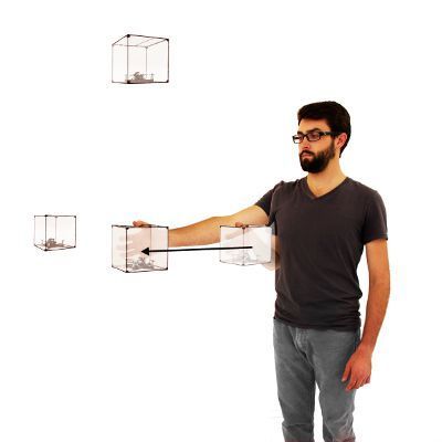 Interaktion: Der Anwender verschiebt eine ShapeDrone und platziert sie schwebend im Raum neu. Je nach Programmierung reagieren die anderen Drohnen auf die Veränderung, ordnen sich auf Wunsch neu an oder verharren auf ihrer Position. (Bild: Human Media Lab / Queen's University)