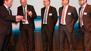 Ferdinand-Gross-Geschäftsführer Thomas Erb nimmt den DB-Lieferantenpreis entgegen. (Ferdinand Gross)