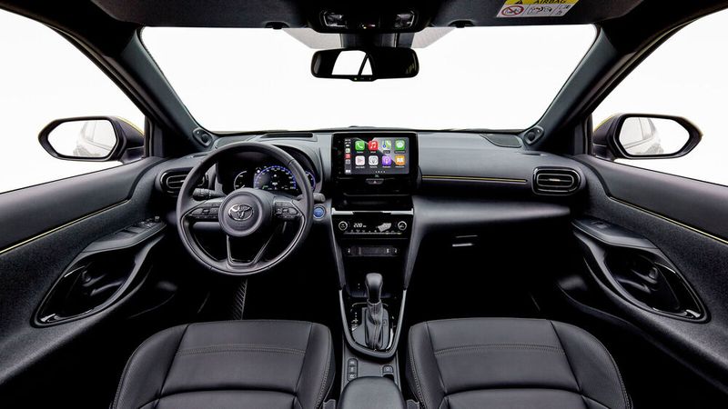 Auch der Yaris Cross bietet innen zeitgemäße Displaywelten. (Bild: Toyota)