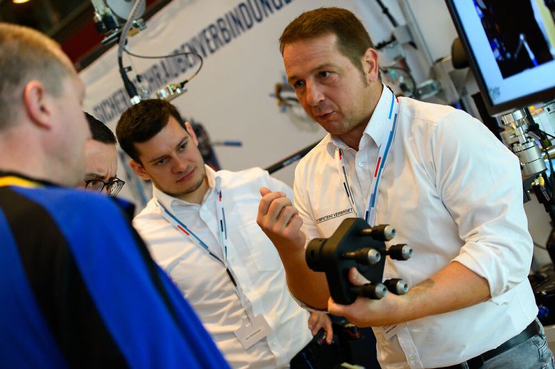 Der rege Fachaustausch überzeugt jedes Mal aufs Neue Teilnehmer und Aussteller der Schraubtec. (Bild: Stefan Stark/VCG)