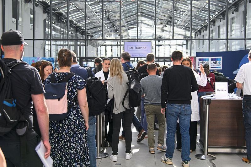 Ganz ohne Schlange geht es dann doch trotz Vorabregistrierung nicht. Gerade morgens kommen viele Besucher auf einmal und werden nun nach und nach in die Ausstellung gelassen. Es lohnt sich also, schon zum Einlass um 9 Uhr da zu sein, damit man zum Start der Fachvorträge um 9:30 Uhr entspannt eingecheckt hat.  Mehr Infos zu den kommenden LAB-SUPPLY-Messen finden Sie auf www.lab-supply.info (Bild: Stefan Stark)