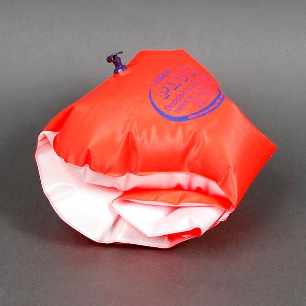 Wer hat sie nicht um die Oberärmchen getragen? Die guten Schwimmflügelchen in Signalrot zum Aufblasen aus dem Allround-Kunststoff PVC. Die, und noch Tausende von Objekten aus der Kunststoffgeschichte mehr, hält das Deutsche Kunststoff Museum bereit. Also, auf nach Oberhausen ... (Bild: KMV)