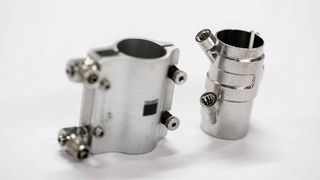 Auf der Formnext will Trumpf zeigen, dass der neue 3D-Drucker Truprint 2000 nicht nur hochwertig arbeitet, sondern rund 50 Prozent weniger Energiebedarf hat. Rechts ein gedruckter Motorkühler für Laser. Links das herkömmliche Teil, bestehend aber aus mehreren Teilen. (Bild: Trumpf)