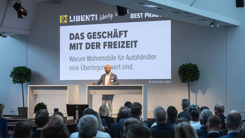 Benjamin Jakob, Geschäftsführer des Petersberger Autohauses Jakob, geht einen anderen Weg, um sich für die Zukunft besser zu rüsten: Mit der Eigenmarke Libenti hat das Familienunternehmen den Sprung ins Wohnmobilgeschäft gewagt. In seinem Best-Practice-Vortrag schilderte Benjamin Jakob, was man beachten muss, um als Autohaus erfolgreich in dieses Geschäft einzusteigen.  (Bild: Stefan Bausewein)