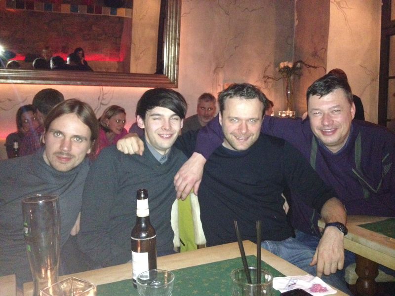 Interne Weihnachtsfeier von PROCESS, LABORPRAXIS, PROCESS Worldwide, Bulk Solids Handling und Schüttgut vom 05.12.2012   Dominik schaut immer noch skeptisch und Tobi bekommt seine Augen noch weniger auf...die Stimmung bei Matthias und Jörg ist ungebrochen gut. Weitere exklusive Bilder zur Vogel Weihnachtsfeier finden Sie auf unserer Facebook-Fanpage. Jetzt reinschauen und Fan werden. Wir freuen uns über jeden Like. (Bild: PROCESS)