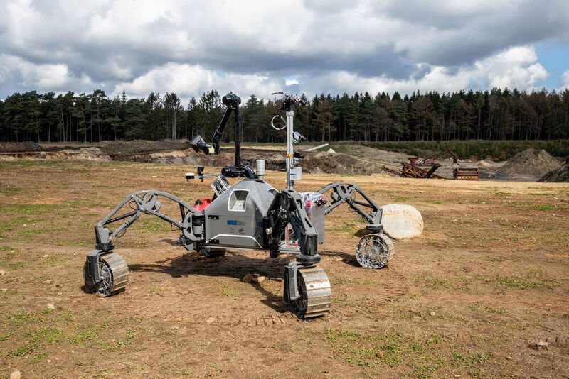 Das entwickelte Autonomiesystem kann auch auf Robotern Anwendung finden, die in rauen und gefährlichen Umgebungen auf der Erde arbeiten, z.B. in Kernkraftwerken, bei Rettungseinsätzen oder in der Öl- und Gasindustrie.

 (DFKI, Foto: Annemarie Popp)