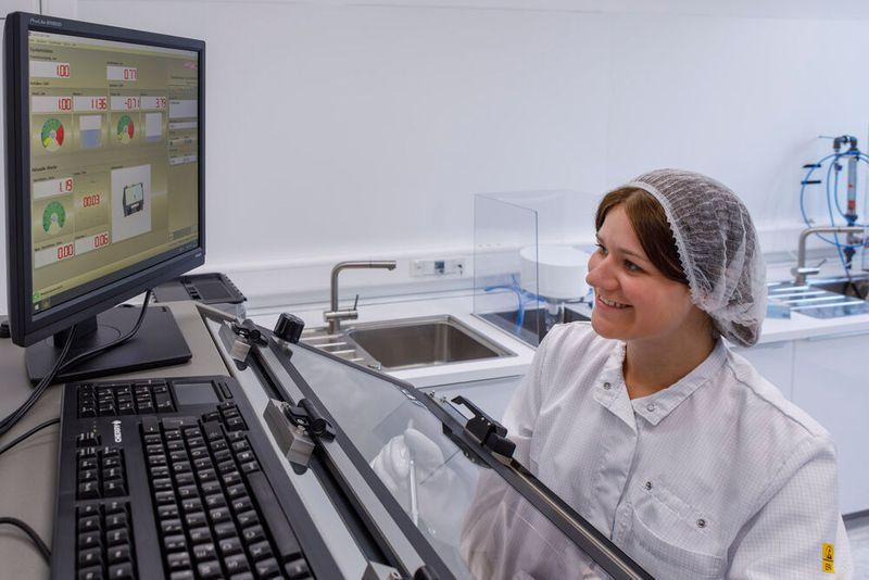 Trust is good, control is better: residual dirt analysis in our own laboratory. (Image:Yaskawa Europe)