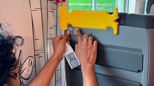 Im neuen ICE L kommt ein Hilfsmittel zum Einsatz, um die Sitzplatzaufkleber korrekt zu platzieren - ein Wekzeug aus dem 3D-Drucker.(Bild:  DB AG/Max Zimmermann)