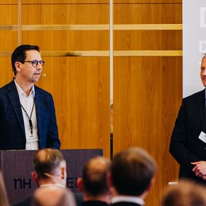 Matthias Eisenschmid (l.) und Stefan Steidle von Capgemini referierten zu durchgängigen Daten in der Fabrik der Zukunft.(Bild:  www.bkfotofilm.de)