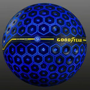 Der kugelförmige Reifen mit künstlicher Intelligenz kann fühlen, Entscheidungen treffen, sich an Fahrsituationen anpassen und interagieren. Abgebildet ist der Kugelreifen bei nassen Straßenverhältnissen.