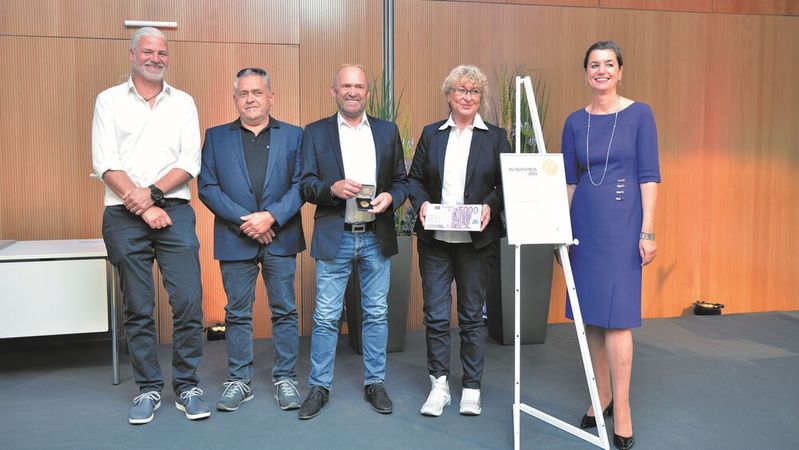 V. r.: Dr. Sabine Hepperle, Abteilungsleiterin Mittelstandspolitik im Bundesministerium für Wirtschaft und Klimaschutz, Geschäftsführerin Edeltraud Holle, Vertriebsleiter und Gründer Siegbert Müller, Techniker Klaus Luz und Alexander Roth von Carbon bei der Preisverleihung.(Bild:  Astrid Schmidhuber)