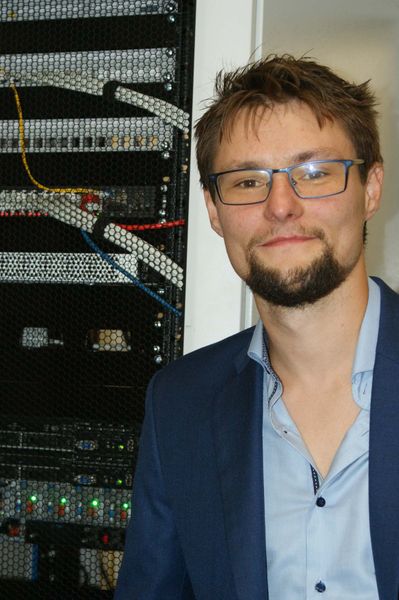 Windcloud-4.0-Geschäftsführer Wilfried Ritter, steht vor der hauseigenen IT. 