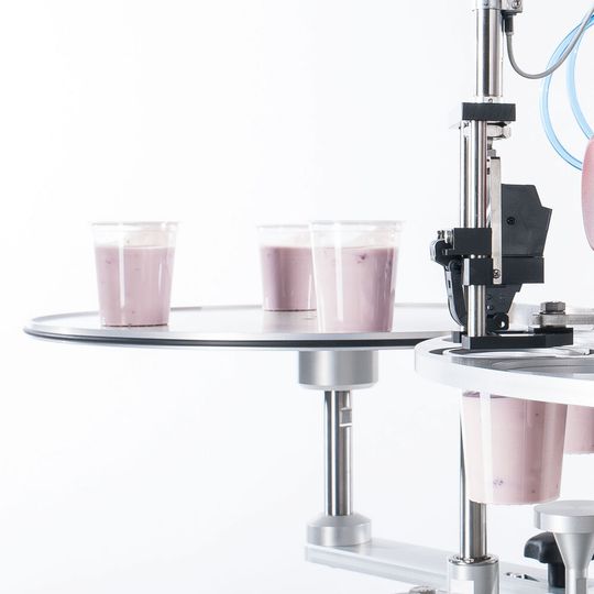 Die Maxima-Abfüllanlage kann pastöse Produke ebenso verarbeiten wie Flüssigkeiten. (Bild:  Mogema)