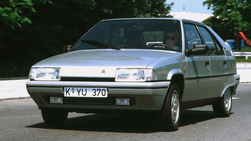 Während andere Hersteller ab den 80ern der Aerodynamic und damit glatten Karosserien huldigten, schwamm Citroën mit dem BX gegen den Strom. Dessen Design stammt übrigens von Marcello Gandini. Sein Entwurf basiert auf der für Volvo angefertigten Studie „Tundra“ von 1979 und dem Reliant-FW-11-Prototyp von 1977. .In seinem Design-Zentrum in Vélizy unterzog Citroën dem Entwurf noch einem Feinschliff. (Bild: Citroën / Slg. Immo Mikloweit)