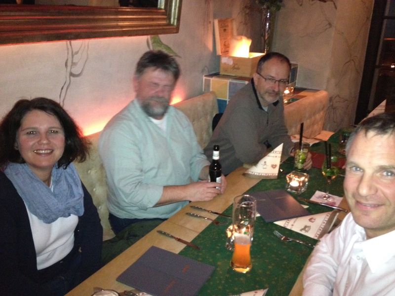 Interne Weihnachtsfeier von PROCESS, LABORPRAXIS, PROCESS Worldwide, Bulk Solids Handling und Schüttgut vom 05.12.2012   Tisch 1 mit Anja, Wolfang, Peter und Frank (von links nach rechts). Weitere exklusive Bilder zur Vogel Weihnachtsfeier finden Sie auf unserer Facebook-Fanpage. Jetzt reinschauen und Fan werden. Wir freuen uns über jeden Like. (Bild: LABORPRAXIS)