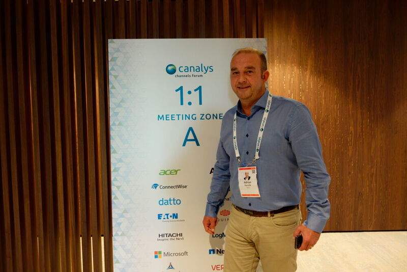 Adrian Hanslik (Eaton) in der rege genutzten Meeting Zone (Vogel IT-Medien GmbH)