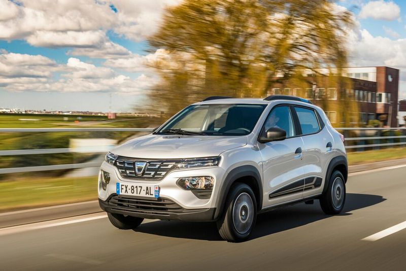 Der günstigste Stromer hat nicht zwingend das beste Preis-Reichweiten-Verhältnis: Der Dacia Spring kommt auf 94 Euro pro Kilometer. Der ID 3 von VW erreicht einen Wert von 80 Euro pro Kilometer. Dafür ist der Anschaffungspreis höher. Der günstigste Stromer hat nicht zwingend das beste Preis-Reichweiten-Verhältnis: Der Dacia Spring kommt auf 94 Euro pro Kilometer. Der ID 3 von VW erreicht einen Wert von 80 Euro pro Kilometer. Dafür ist der Anschaffungspreis höher.