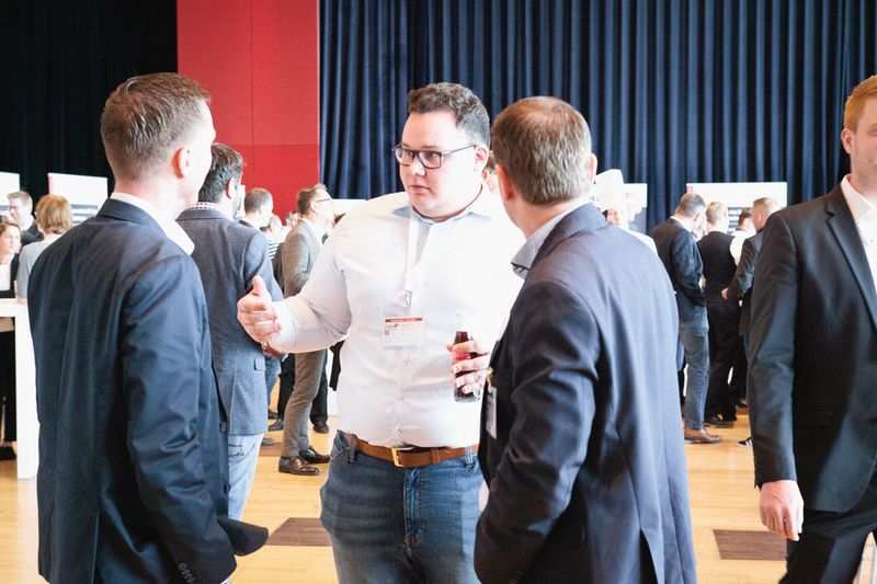 Im Gespräch vertieft, Sponsoren und Partner (Synaxon)