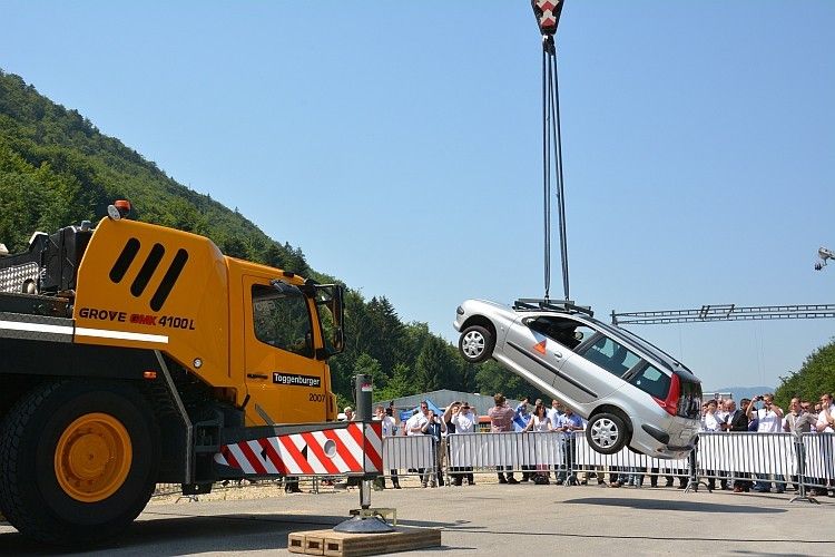 Anschließend wurde das Fahrzeug daran von einem Autokran angehoben, bis es frei in der Luft schwebte. Auch dieser Belastung hielten Scheibe und Klebstoff stand. (Sika)