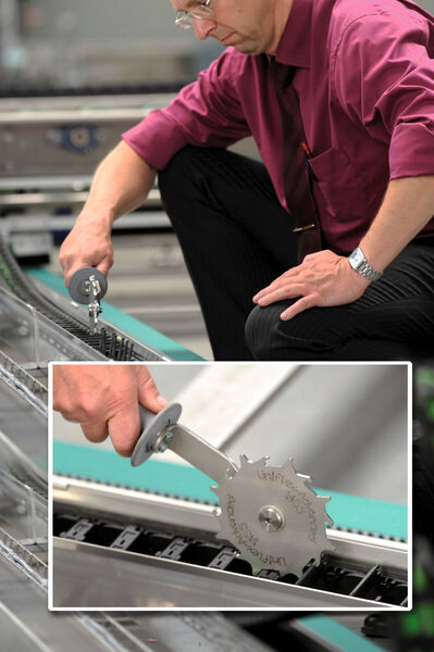 Ein Meter in 1,3 s: Für Uniflex Advanced-Ketten mit aufklappbaren Bügeln bietet Tsubaki Kabelschlepp ein innovatives Werkzeug zum besonders schnellen Öffnen der Bügel. (Bild: Tsubaki Kabelschlepp)