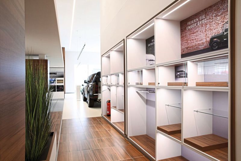 Rund 1.000 Quadratmeter groß ist der Schauraum in Neu-Ulm. Nicht gerade klein ... (Bild: Emil Frey)