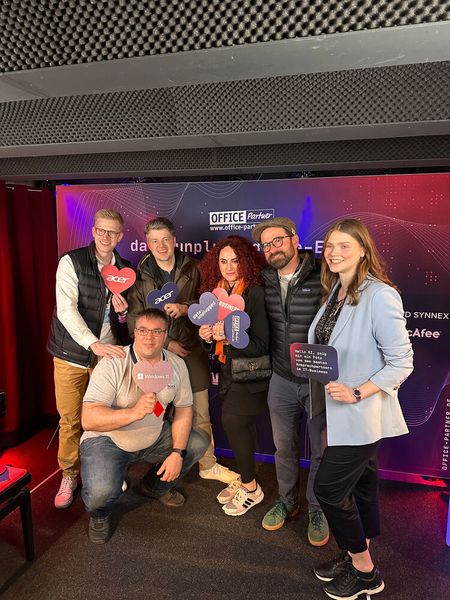 (v. l. ) Christoph Lönne (Office Partner), Philipp Blume, Tobias Rönnebeck, Christian Gehrke und Luisa Thomas (ACER) verteilen so viele Herzen - das data:unplugged Events wird definitiv herzlich. (Bild: Vogel IT-Medien GmbH)