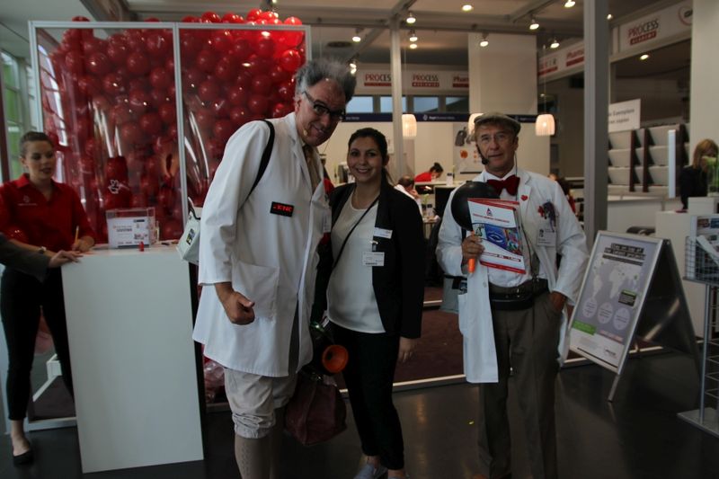 Hinter den Kulissen von Achema-TV und der Achema-DailyZaubershow vor dem PROCESS-Stand. (Bild: PROCESS)
