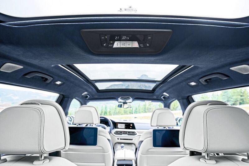 Serienmäßig gibt es ein dreiteiliges Panorama-Dach, gegen Aufpreis ist die Luxus-Variante „Sky Lounge“ erhältlich. (BMW)