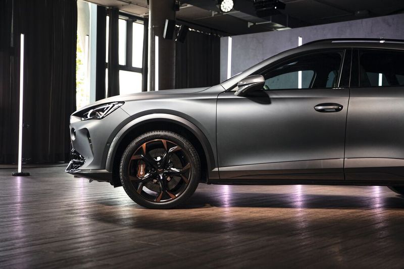 Die Autoenthusiasten mit Benzin im Blut mögen dagegen auf den klassischen Antriebsstrang ohne E-Hilfe schwören – in diesem Fall bestehend aus dem 2,0 Liter großen Vierzylinder mit 228 KW/310 PS. (Bild: Seat)