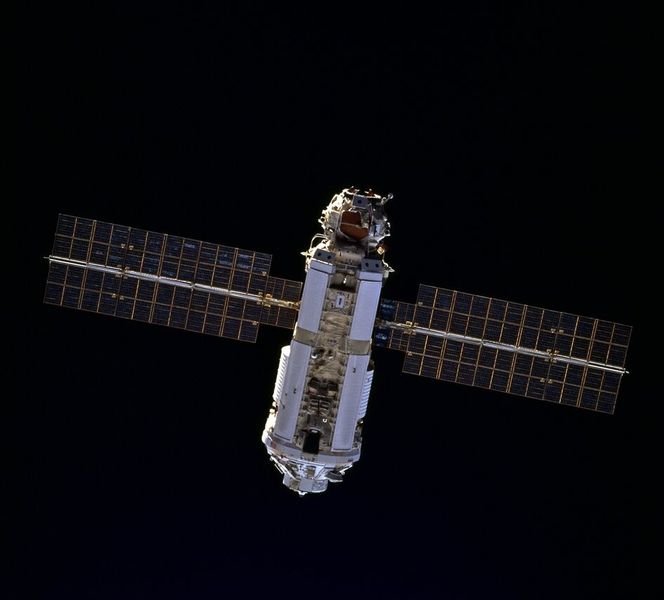 Die Keimzelle: Das russische Zarya-Modul wurde am 20. November 1998 in den Orbit gebracht. (NASA/ESA)