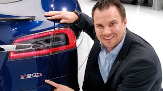 Tesla-Deutschlandchef Jochen Rudat präsentierte die Limousine in der Variante P90D, die dank zweier Motoren mit zusammen 762 PS in 3,3 Sekunden auf 100 km/h beschleunigt. Dann schlagen allerdings auch gut 100.000 Euro zu Buche. (Foto: Grimm)