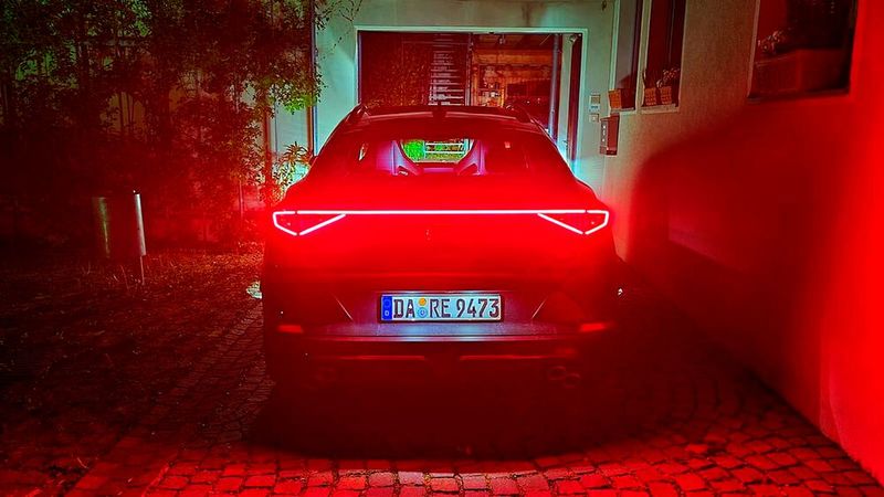 9. Die Rückleuchten: Die durchgehende Rückleuchte sorgt für ein durchaus futuristisches Erscheinungsbild und kommt gerade nachts richtig zur Geltung. Die meisten Autofahrer werden das 390-PS-SUV ohnehin eher von hinten zu sehen bekommen. (Bild: Schreiner – »kfz-betrieb«)
